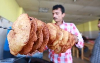 الفقر يدفع اليمنيين إلى ملء بطونهم بـ«الخمير»