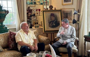 رجل أعمال إماراتي يثير الجدل بصور مع آخر ملوك مصر