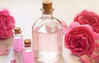 فوائد واستخدامات ماء الورد على البشرة