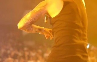 شاهد: النيران تلتهم شعر مغني كولومبي