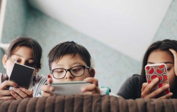 توصية بعدم شراء هواتف ذكية للأطفال دون 11 عاما