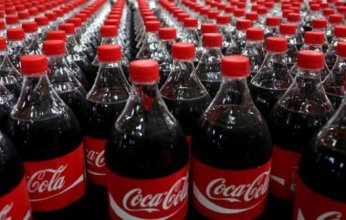 احترس.. جسيمات بلاستيكية دقيقة في «كوكاكولا» و«شويبس»