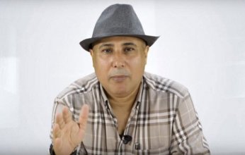 كاتب سعودي يسخر من حوار الذات وترتيب خزانة الملابس