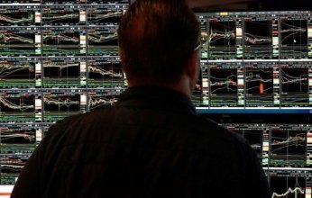 «الفوضى» تضرب البورصات العالمية.. الرابح الوحيد «عملة آسيوية»