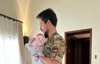 الأمير الحسين ينشر أول صورة مع طفلته قبل الدوام