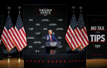 ترامب يفتح النار على هاريس: «شيوعية» و«مجنونة»