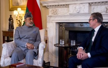 لماذا التقى سلطان عمان برئيس وزراء بريطانيا؟