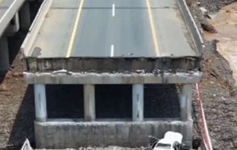 شاهد: وفاة شخص وإصابات في انهيار جسر بجازان السعودية