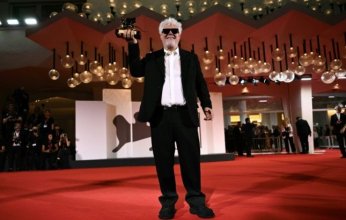 شاهد: مهرجان البندقية ينصف ألمودوفار بـ«الأسد الذهبي».. ومفاجأة من مخرجة يهودية