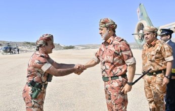 شاهد: سلطان عمان بالزي العسكري في قواعد حربية بظفار