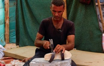 «الصنادل الخشبية» حذاء أطفال المخيمات في حرب الإبادة على غزة