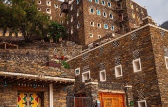 مباني الكعك والزنجبيل.. رجال ألمع جنوب السعودية تكتسي الأخضر