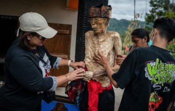 أغرب من الخيال.. تكريم الميت بإخراجه من القبر في اندونيسيا
