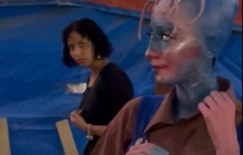 شاهد.. فتاة مصرية تثير زعر المارة بـ «وجه كائن فضائي»