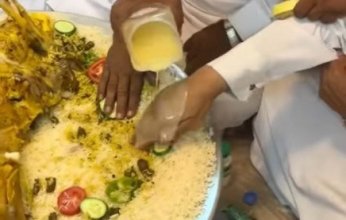 مواطن سعودي ينتقد عادة صب السمن «فيديو»