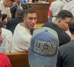 أسرة أحمد فتوح تدعمه أثناء جلسة محكامته