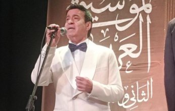 حلمى عبد الباقى يغنى لصباح فخرى فى حفل مهرجان الموسيقى العربية