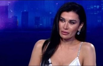 شاهد.. فنانة لبنانية تغادر منزلها بملابس النوم بسبب رائحة بارود الصواريخ