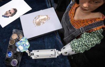 عرض أول لوحة فنية من صنع روبوت الذكاء الاصطناعي في مزاد تاريخي