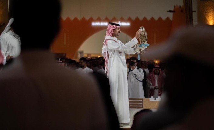 بـ 147 ألف ريال.. بيع صقر القنفذة بمزاد نادي الصقور السعودي 2024 بـ 147 ألف ريال.. بيع صقر القنفذة بمزاد نادي الصقور السعودي 2024