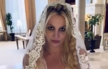 مغنية أمريكية تعلن الزواج «من نفسها».. ما القصة؟
