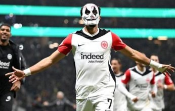 اللاعب المصري عمر مرموش يُثير الجدل بتصرف غريب في مباراة آينتراخت وبروسيا.. ما القصة