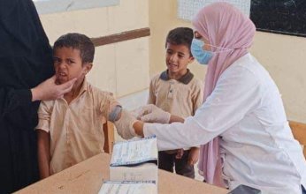 ممرضة مصرية تُثير الجدل حول اعطاء طلاب المدارس تطعيمات منتهية الصلاحية.. و«الصحة» ترد