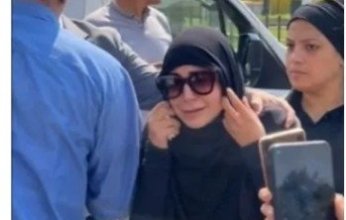 بالصور.. انهيار الفنانة ملك قورة في جنازة جدتها