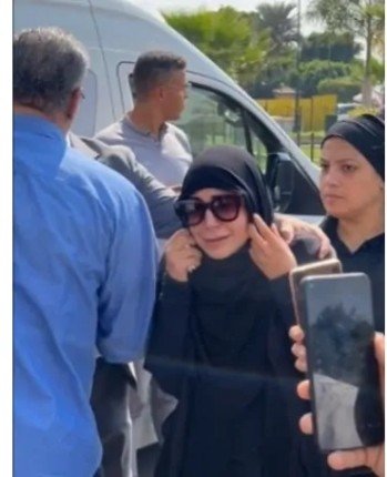 بالصور.. انهيار الفنانة ملك قورة في جنازة جدتها بالصور.. انهيار الفنانة ملك قورة في جنازة جدتها
