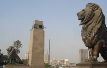 موجة من السخرية على مواقع التواصل الاجتماعي في مصر بعد طلاء أسود قصر النيل.. ما القصة؟