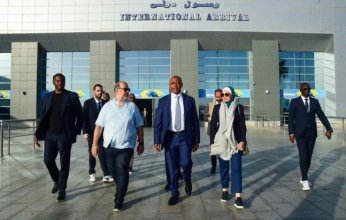 رئيس كاف يصل الغردقة لحضور نهائي الكرة الشاطئية