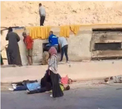 الضحايا طلاب جامعة.. شاهد اللقطات الأولى لحادث انقلاب أتوبيس الجلالة 3 khaligyoun48672