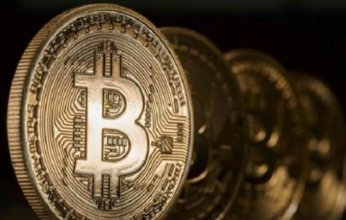 «بيتكوين» تقود العملات الرقمية لهبوط شبه جماعي.. ماذا يحدث في سوق الكريبتو؟