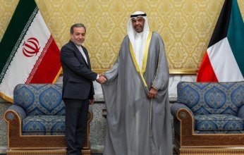 وزير الخارجية الكويتي يبحث مع نظيره الإيراني العلاقات الثنائية بين البلدين وتطورات الأحداث بالمنطقة