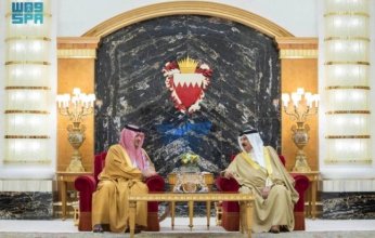 ملك البحرين يستقبل الأمير عبد العزيز بن سعود في قصر الصخير