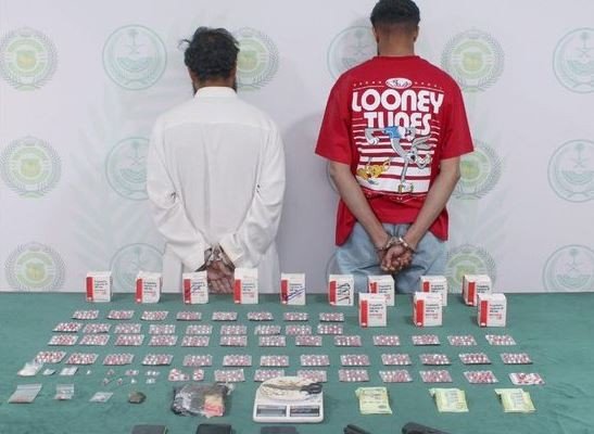 بمنطقة تبوك.. ضبط شخصين بحوزتهما مادة الحشيش المخدر وأقراصًا خاضعة لتنظيم التداول الطبي بمنطقة تبوك.. ضبط شخصين بحوزتهما مادة الحشيش المخدر وأقراصًا خاضعة لتنظيم التداول الطبي