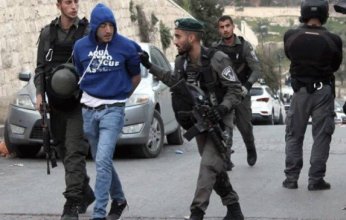 قوات الاحتلال الإسرائيلي تعتقل 30 فلسطينيا من الضفة الغربية بينهم أسرى سابقون