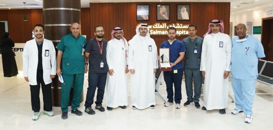 لتميزه لإستقبال الحالات الطارئة.. الهلال الأحمر السعودي يكرّم مستشفى الملك سلمان لتميزه لإستقبال الحالات الطارئة.. الهلال الأحمر السعودي يكرّم مستشفى الملك سلمان