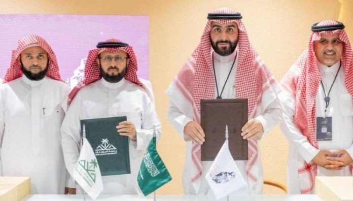 توقيع مذكرة تعاون بين نادي الصقور السعودي وجامعة خالد لتنفيذ أبحاث في موروث الصقارة توقيع مذكرة تعاون بين نادي الصقور السعودي وجامعة خالد لتنفيذ أبحاث في موروث الصقارة