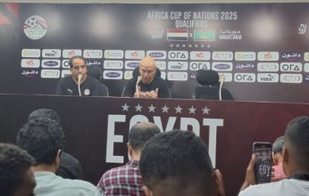 حسام حسن يهنىء الشعب المصري بالفوز على موريتانيا