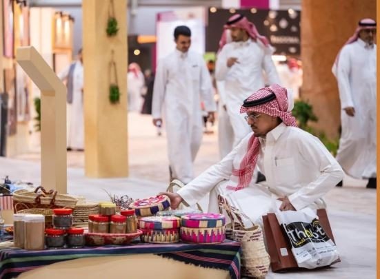 إقبال كثيف بمعرض الصقور والصيد على المنتجات التراثية إقبال كثيف بمعرض الصقور والصيد على المنتجات التراثية