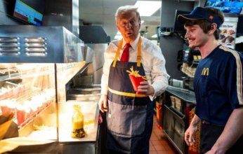 بالفيديو.. ترامب يقلي البطاطس ويقدم الوجبات للزبائن في "ماكدونالدز"