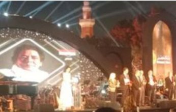 الموسيقار فتحي سلامة يتسلم تكريم محمد منير بدلا منه في مهرجان الموسيقى العربية