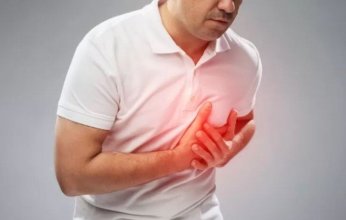 هل تشير الآلام إلى الذبحة الصدرية.. طبيب مصري يوضح أسباب الشعور بوخزات الصدر