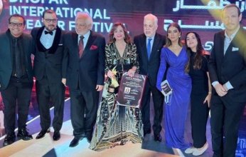 إلهام شاهين تشارك جمهورها بصور من تكريمها في مهرجان ظفار الدولي للمسرح