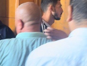 شاهد بالصور.. لحظة وصول لأعب الزمالك أحمد فتوح إلى محكمة جنايات مطروح لبدء محاكمته