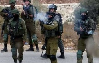 قوات الاحتلال تطلق الرصاص الحي بشكل عشوائي على الفلسطينيين في رام الله