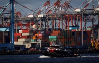 يحدث فوضى في سلاسل التوريد العالمية.. أول إضراب عمالي واسع في موانئ أميركا