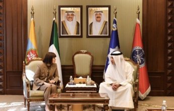 وزير الدفاع والداخلية الكويتي يبحث مع السفيرة الأمريكية تعزيز التعاون المشترك