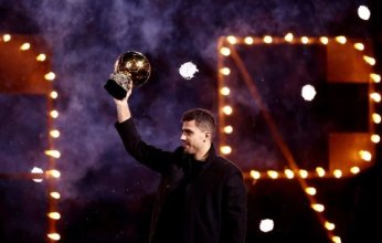 رودري يستعرض الكرة الذهبية في ملعب مانشستر سيتي